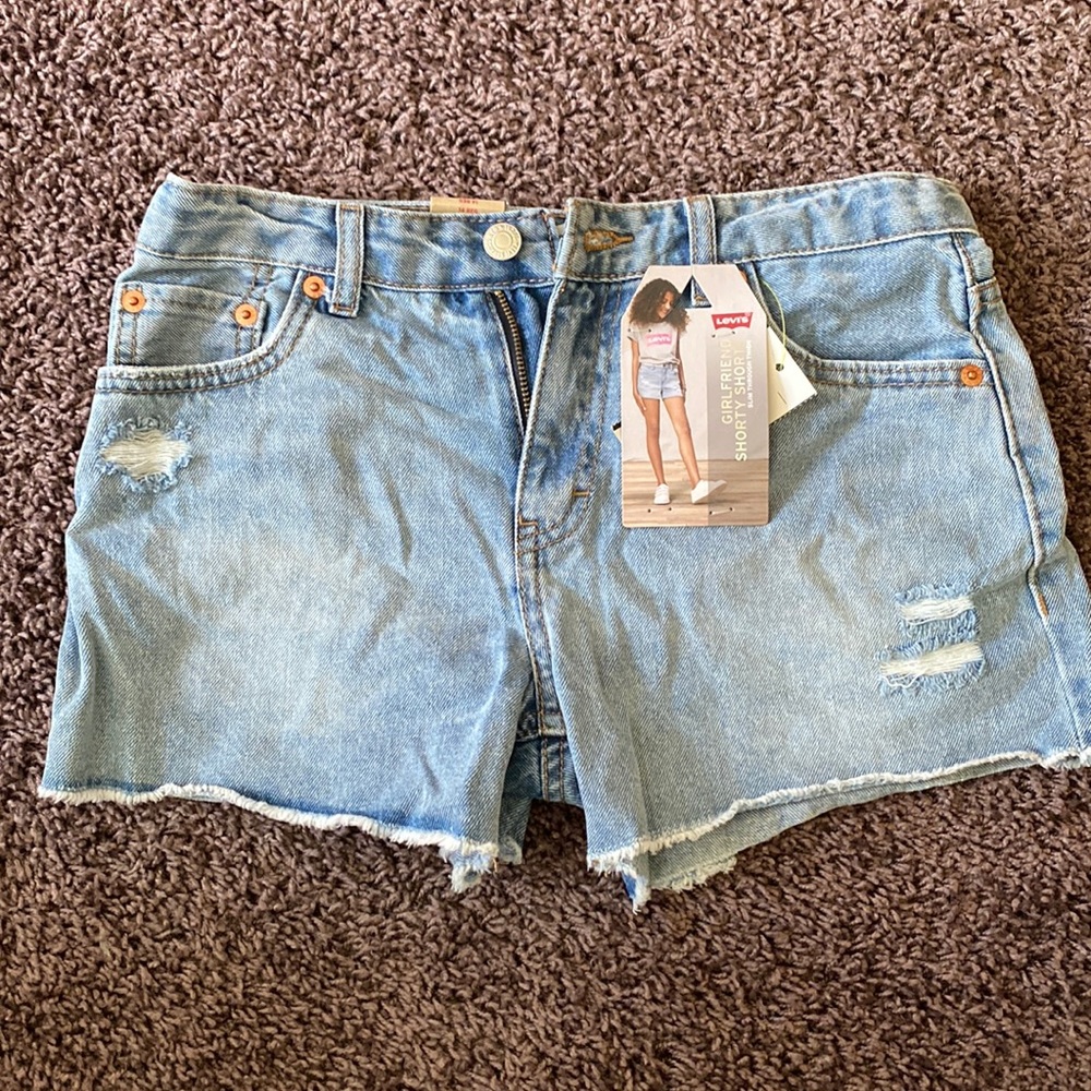 Levi’s Girlfriend shorty shorts